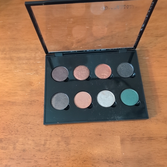 Urban Decay Magnetic Single Shadow Case 8 Shades Rare Htf Discontinued Colors. - Picture 2 of 7